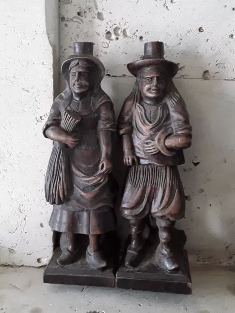 Ancien Couple De  Bretons En Bois Sculpté  Décor  Armoire