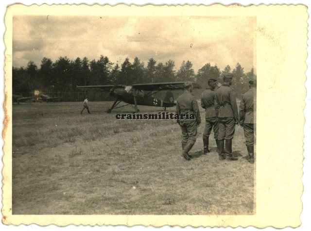 Orig. Foto Soldaten mit Fieseler Fi 156 Storch Flugzeug