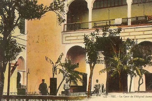 Cpa Maroc Fez La Cour De L'hopital Auvert