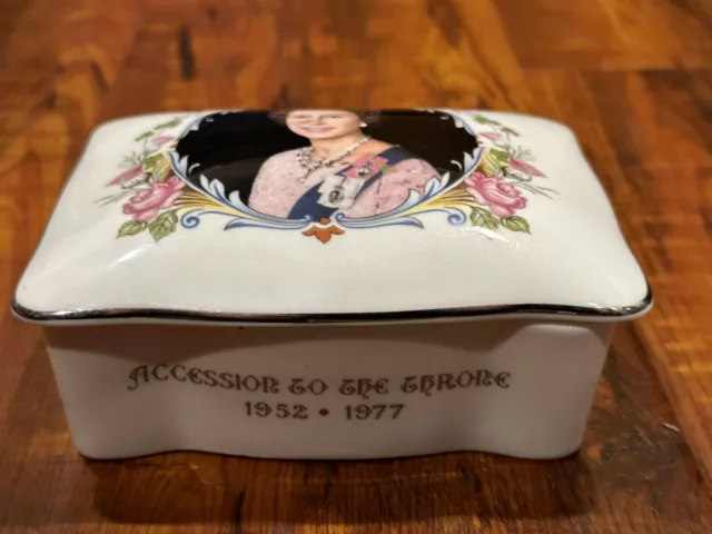 1977 Queen Elizabeth 2 Crown Staffordshire Bone China Silver Jubilee Trinket Box