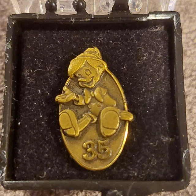 DISNEY CAST MEMBER 35 Years Service Award Pin, Pinocchio Pin in case