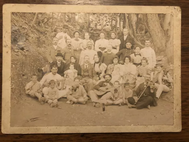 Forêt de Baïnem (Algérie). Souvenir du Lundi de Pâques 1897. Photo de Groupe.