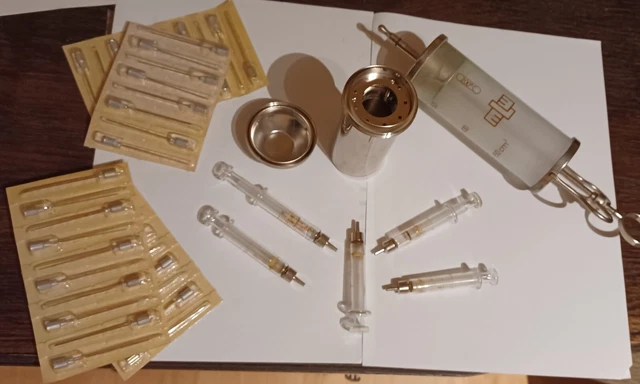 Alter  Sterilisator mit Nadeln und Glasspritze DDR Sammeln Vintage