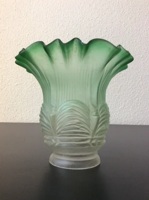 Tulipe verre moulé dépoli coloré vert à décor de style Empire début XXème