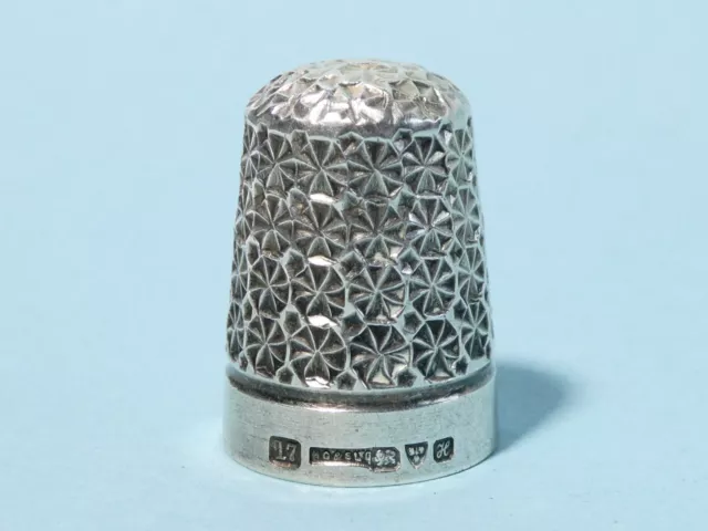 1908 ditale argento sterling taglia 17 di Henry Griffith & Sons Chester Hallmark 1908 ditale argento sterling taglia 17 di Henry Griffith & Sons Chester Hallmark