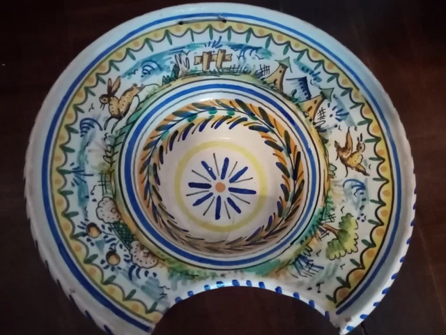 Plat à barbe en Faïence à décor champêtre.