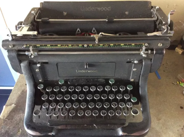Old tool ancienne machine à écrire Underwood USA