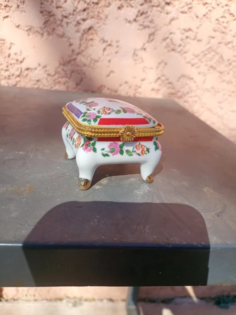 Ancienne Petite Boîte À Pilule En Porcelaine Cerclé De Laiton Doré fleur