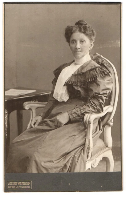 Fotografie Atelier Wertheim, Berlin, Leipzigerstr., Ältere Dame in hübscher Kle