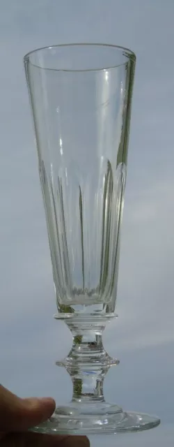 Baccarat - Flûte à champagne en cristal taillé. Catalogue 1841 Haut. 17,8 cm