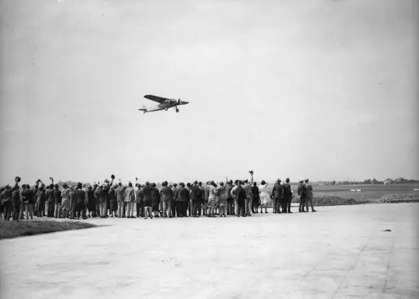 A Crowd Gathers At Croydon Airport To See Plane Arrival 1931 Old Photo