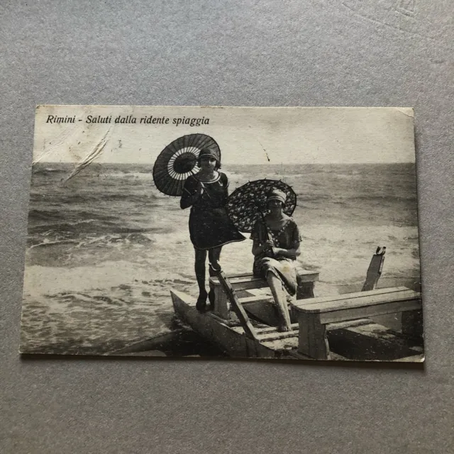 B) Cartolina formato piccolo Rimini spiaggia ombrello 1925