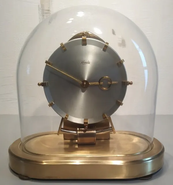 Pendule Kundo 400 jours sous globe ovale en verre. Années 1950