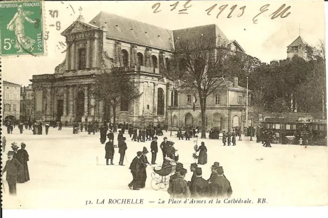 CPA - CHARENTE-MARITIME - LA ROCHELLE, La Place d'Armes et la Cathédrale