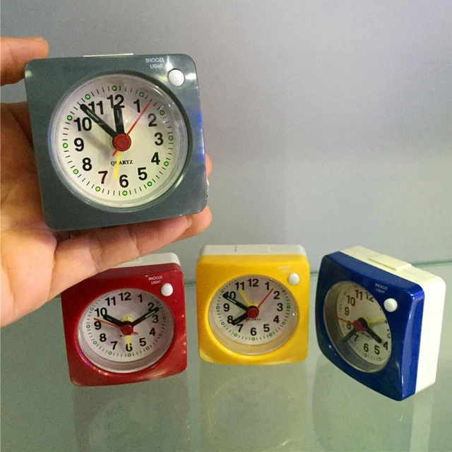 Sveglia analogica silenziosa piccola sveglia da viaggio senza Tic-Tac silenziosa da tavolo con luce notturna funzione Snooze sveglia a batteria grande schermo da scrivania per camera da letto ufficio