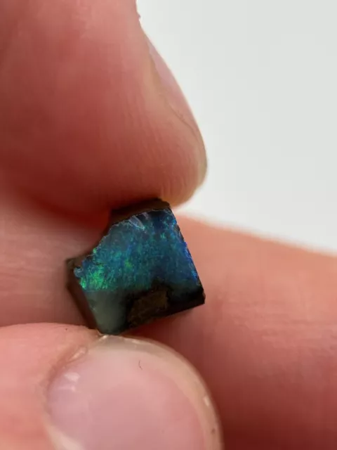 Boulder Opal roh 3,5 ct Mit Farbspiel