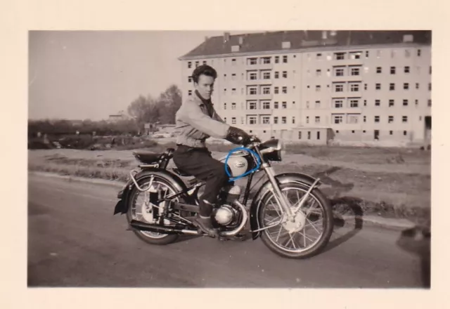 altes Foto von 1953, Junger Mann auf Motorrad in Berlin