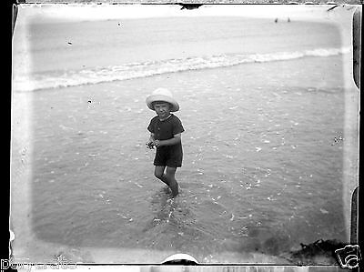 Enfant à la mer bord eau plage  négatif photo verre photo - an. 1910 20