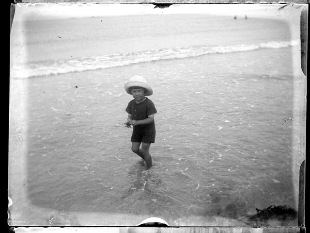 Enfant à la mer bord eau plage  négatif photo verre photo - an. 1910 20