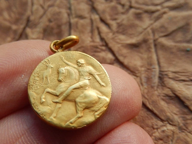 Pin's De Chasse Ancien – Insigne Saint Hubert, Métal 3x4.5 Cm, Fabriqué En France