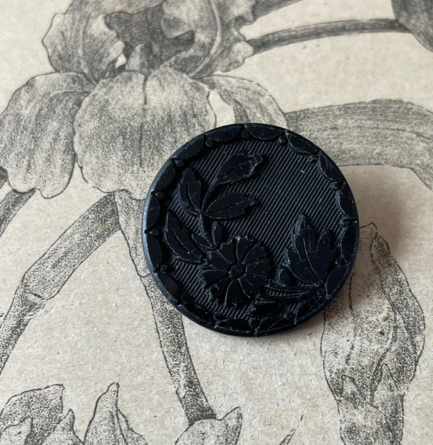Grand bouton ancien en verre noir à décor de fleurs Fin XIXe Collection