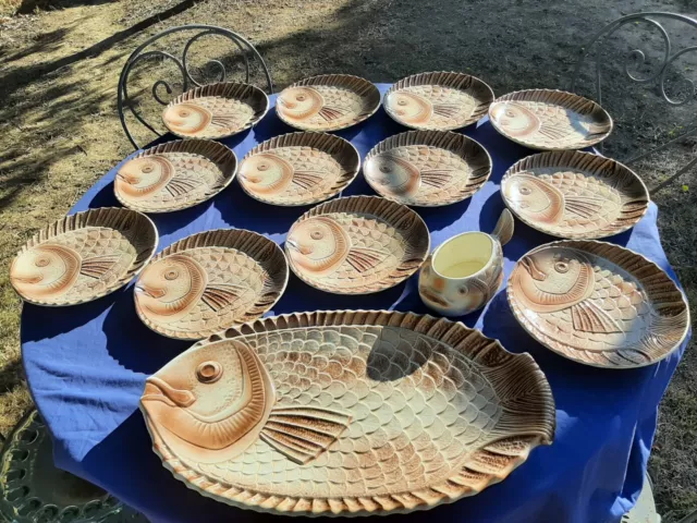 Service à poisson à relief  barbotine  en faïence de Sarreguemines 14 pièces