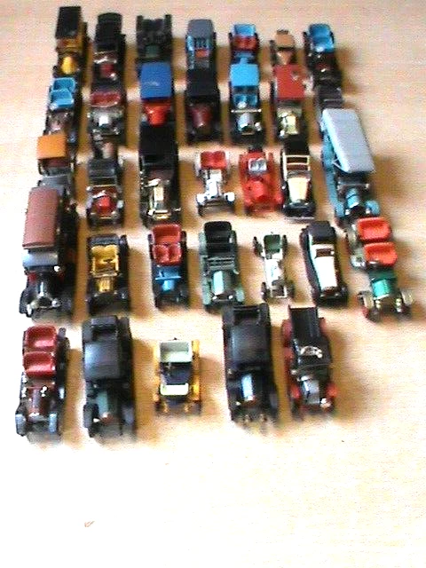 Lot diverses anciennes petites voitures tacots vintage toutes marques et matière