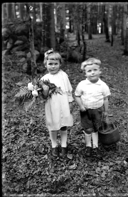 Négatif Photo Ancien – Petite Fille Devant église Avec Fleurs – Années 1920-30 – Format 6x9 Cm
