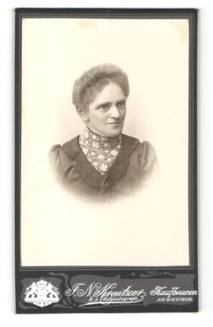 Fotografie J. N. Kreutzer, Kaufbeuren, Frau im Kleid mit strengem Blick