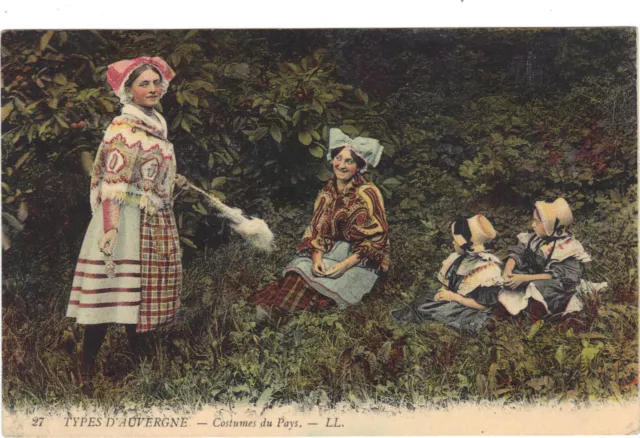 63 - CPA - Types D'Auvergne - Costumes of / The Country (A169)