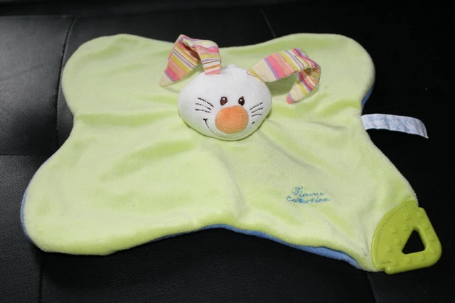 Doudou plat lapin blanc vert et bleu TIAMO collection rayure grelot anneau 26 cm