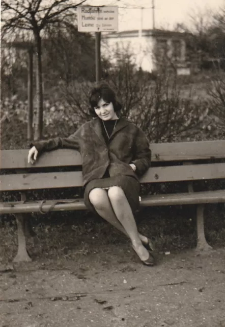 Vintage Foto Hübsche Frau in Mode der 50er Jahre-4