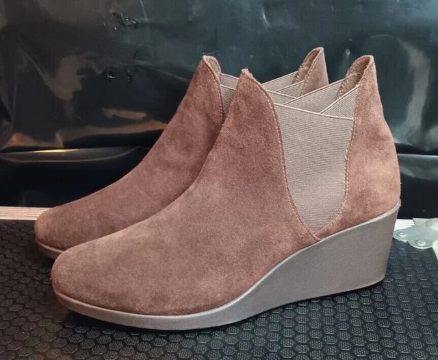Crocs Women’s Leigh Wedge Chelsea boots Suede Leather Ankle Booties Size: 10