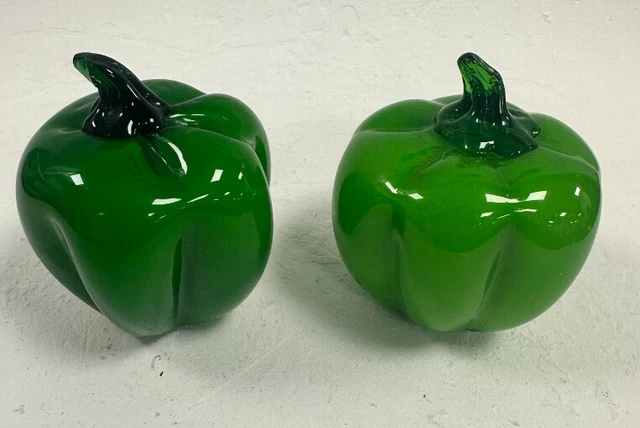 Konvolut mit 2 kleinen grünen Paprika Murano-Stil Glas Obst guter Zustand #758