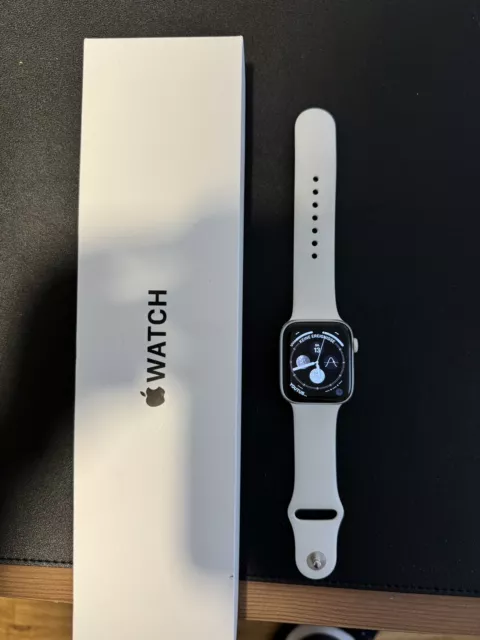 Apple Watch SE 44mm Silber Aluminium Gehäuse + Black Sports Loop