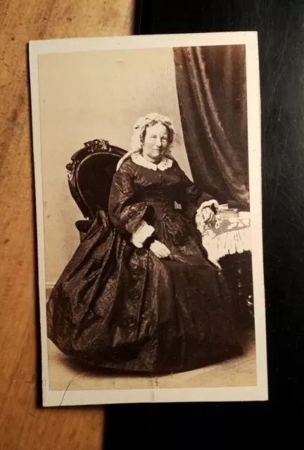 sitting woman in a mature skirt - backdrop - circa 1860s / CDV Günter Hannover