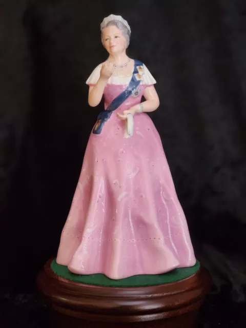 Royal Doulton Figurine " Hm Queen Elizabeth The Queen Mother " Hn 2882