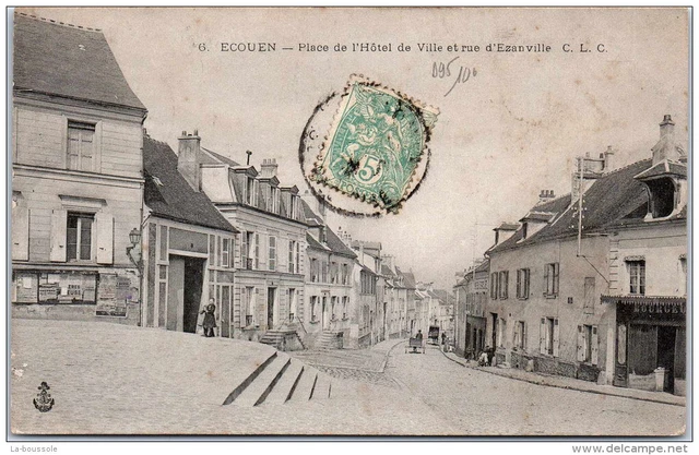 95 ECOUEN - place de l'hotel de ville.