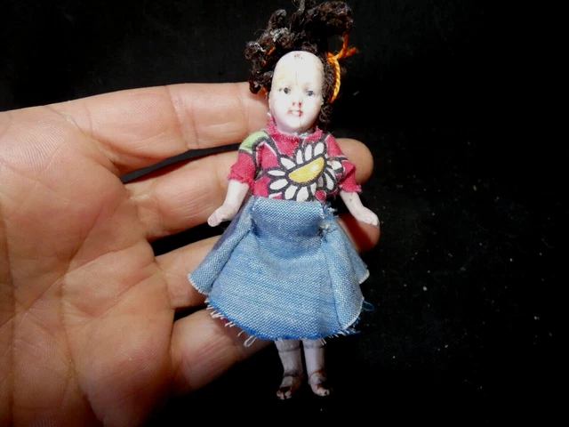 Petite poupée ancienne, mignonnette en porcelaine ou biscuit de 15 cm