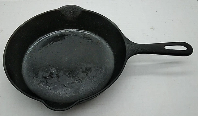 Griswold No.5 Grooved Handle Cast Iron Skillet 724 M Circa 1944 - 1957 Seasoned