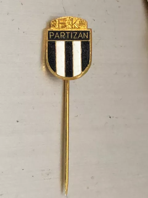 Football : Ancien insigne de football des Partizan de Belgrade - années 50