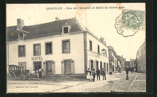 CPA Janville, Rue de l´Hospice et Hôtel du Sabot d´Or, vue partielle