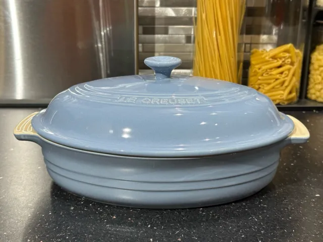 Nuevo plato de cazuela ovalada de cerámica azul costero Le Creuset con tapa 2 L precio de venta sugerido por el fabricante £59.99