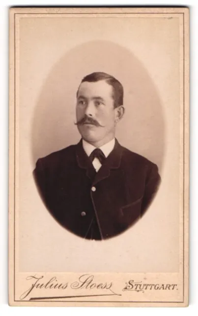 Fotografie Julius Stoess, Stuttgart, Herr im dunklen Anzug mit Moustache