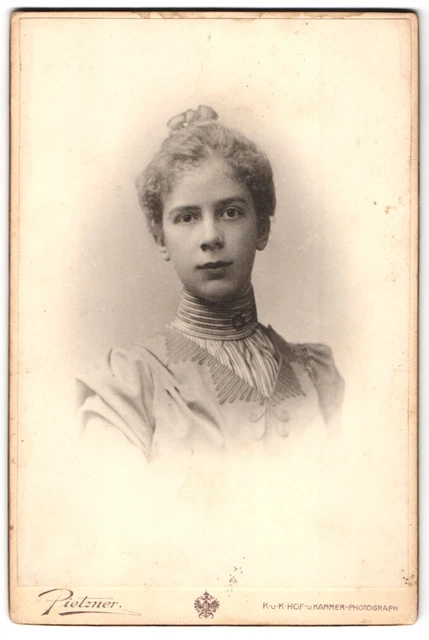 Fotografie C. Pietzner, Wien, Kärnthnerstrasse 42, Portrait junge Dame mit hoch