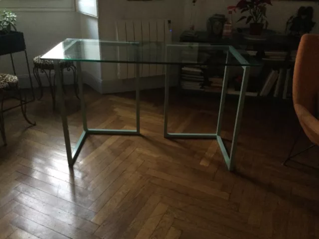 Bureau Habitat plateau en verre . Tréteaux en métal vert pomme 