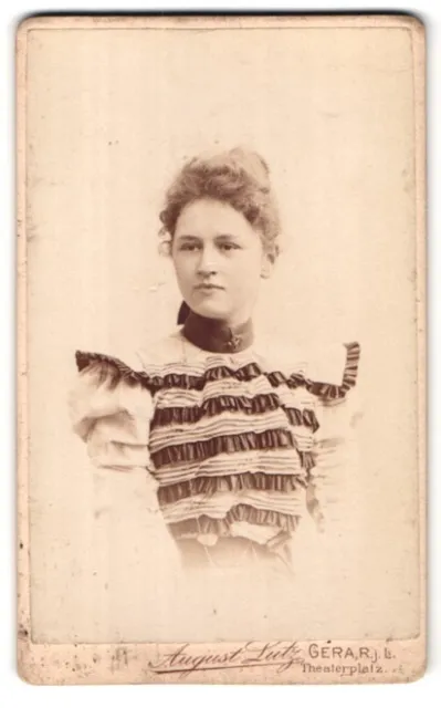 Fotografie August Lutz, Gera /R. j. L., Portrait junge Dame im modischen Kleid