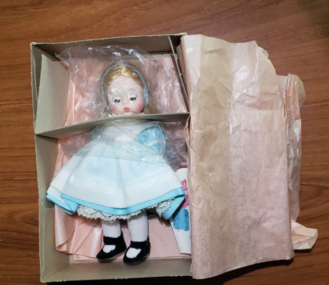 Vintage 1975 Madame Alexander Alice in Wonderland Mint in Box - Disney WDW #462