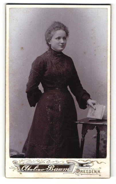 Fotografie Max Braun, Dresden, Portrait junge Frau in langem Kleid mit Buch