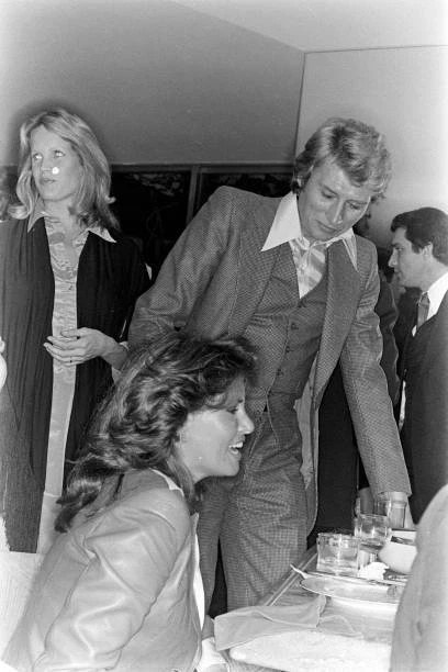 Mike Mentzer and Franco Columbu lift Paulette Goddard during a... News